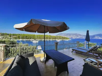 Captain's Quarters at Fiscardo Waterfront-feel the breeze - Fiskardho