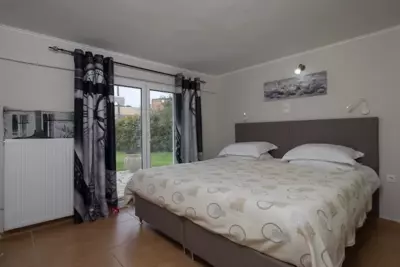 Georgia's Apartments, Ipsos - Complex S - Ipsos