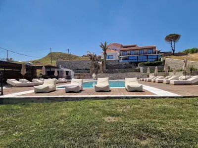 Hotel Angels - Mythimna