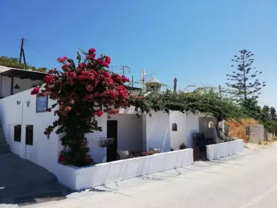 Christos rooms milos - Adamas