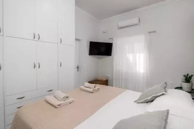 Melian Roots Apartment - Adamas