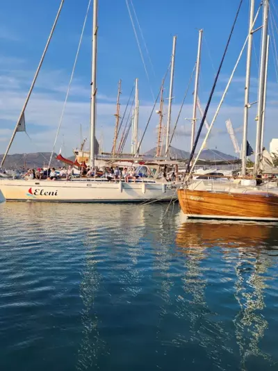 The White Suites - Adamas