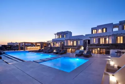 Ionic Suites - Super Paradise Beach