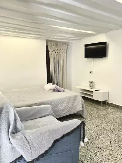 Camara's Little Gem - Poros