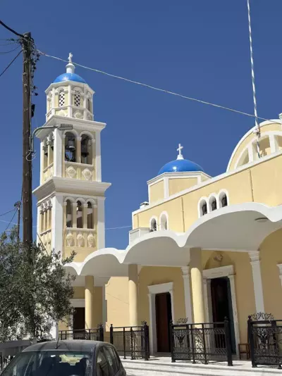 Deep in cave suites - Fira