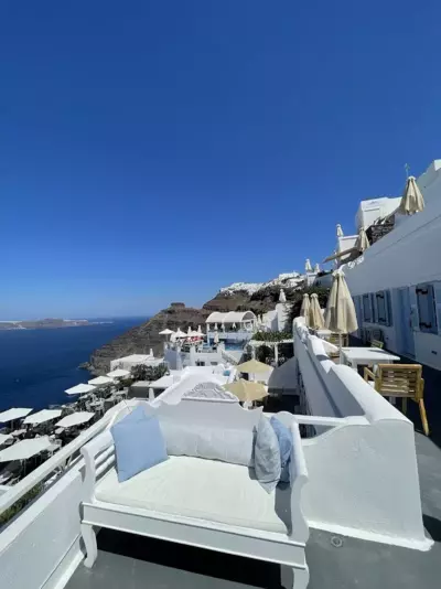 Manos Small World - Firostefani