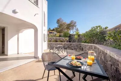 Thealos Santorini ( close to square) - Pyrgos