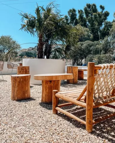 Με θέα τον όρμο της Βάρης - Vari