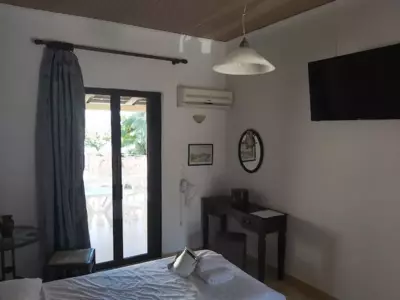 Dennis L studios - Laganas